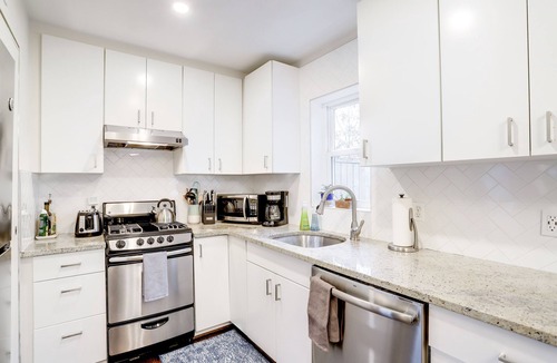 Penrose House | Arlington Modern, Comfortable, Close to DC and Sites