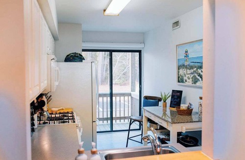 Windmill Point Apartment | Artist Windmill Pt Condo Sunset Pool Relaxation