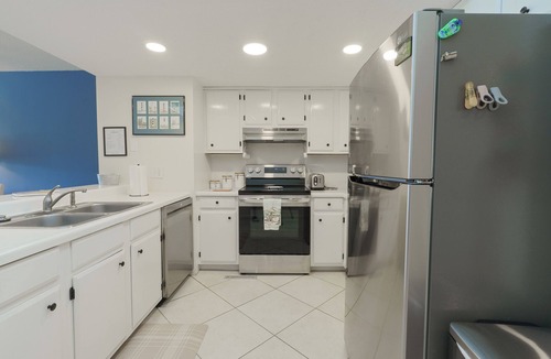 Morehead City Condo | Atlantic Beach Getaway Spacious 3-Level Condo: Walk to the Beach & Pool