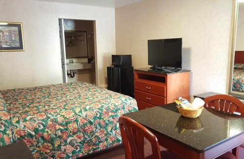 Pomona Hotel | Atrium Inn & Suites