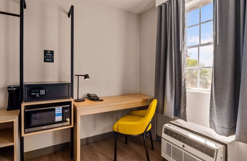 Northside Hotel | B&B HOTEL Jacksonville Airport – Newly Renovated!