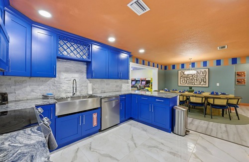 Largo House | Backyard Oasis Pool Hot Tub Putt Putt Bar