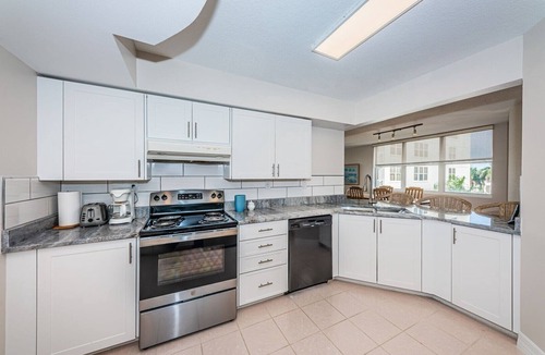 St. Petersburg Condo | Bahia Vista 'Palm Trees and an Ocean Breeze'