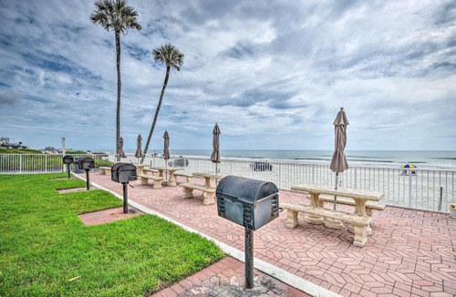 South Peninsula Historic District Apartment | Balcony w/Ocean Views: Daytona Beach Studio