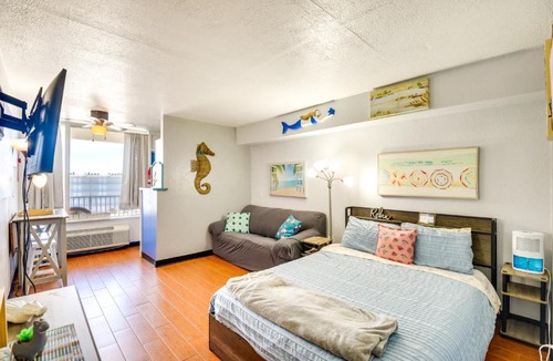 South Peninsula Historic District Apartment | Balcony w/Ocean Views: Daytona Beach Studio