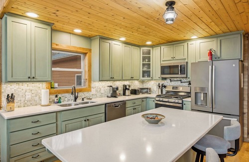 Berkeley Springs House | "Base Camp" - Private Hot Tub | Firepit | Views | Spacious