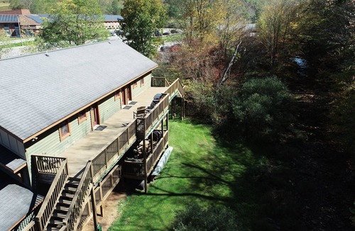 Edray Apartment | Base Mountain Studio with Winter Shuttle to/from Snowshoe Village