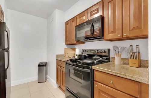 SoHo Apartment | Bayshore Bliss | Pool + Gym & Free Parking