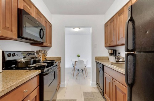 SoHo Apartment | Bayshore Bliss | Pool + Gym & Free Parking
