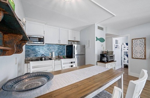 Belleair Beach Condo | BBC216 - 🌊 Gulf-Front Condo w/Balcony | Beach Access | Pool | Sleeps 6 🌴