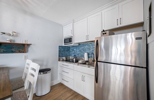 Belleair Beach Condo | BBC216 - 🌊 Gulf-Front Condo w/Balcony | Beach Access | Pool | Sleeps 6 🌴