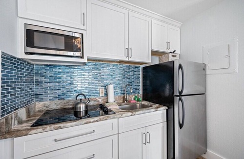 Belleair Beach Condo | BBC216 - 🌊 Gulf-Front Condo w/Balcony | Beach Access | Pool | Sleeps 6 🌴