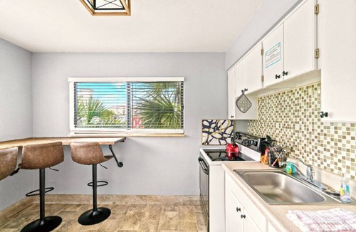 Treasure Island Hotel | 🐚BBR #10, Steps to the Beach, HTD Pool, Lrg Rm w/Living Rm, Kitchen & 4 Beds!