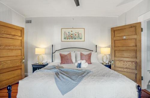 Jacksonville Beach Apartment | Be A Nomad - Historic 6BR Cottage Steps to Jacksonville Beach Sleeps 12