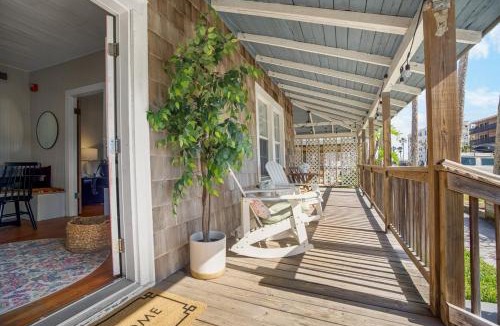 Jacksonville Beach Apartment | Be A Nomad - Historic 6BR Cottage Steps to Jacksonville Beach Sleeps 12