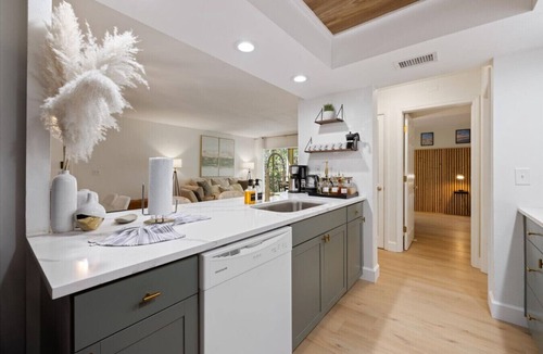 Whitney Beach Condo | Beach Condo with Quiet, Private Beach