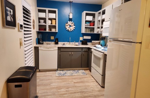 Largo Cottage | Beach Cottage-3 minutes to the Gulf!