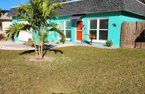 Largo Cottage | Beach Cottage-3 minutes to the Gulf!