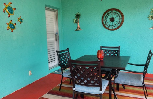 Largo Cottage | Beach Cottage-3 minutes to the Gulf!