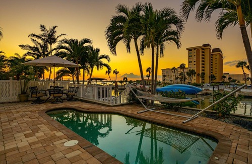 Madeira Beach House | BEACH HOUSE GETAWAY! BEAUTIFUL WATER VIEWS & SUNSETS! PERFECT LOCATION!