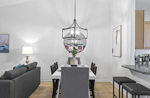 Palm Coast House | Beach House King Bed Pet Friendly! Fast Wi-Fi Netflix Garage