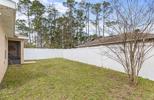 Palm Coast House | Beach House King Bed Pet Friendly! Fast Wi-Fi Netflix Garage