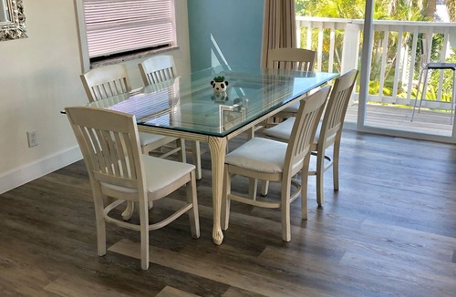 Madeira Beach House | Beach house with atached apartment 30 Steps to Beach and 1 block to Johns Pass