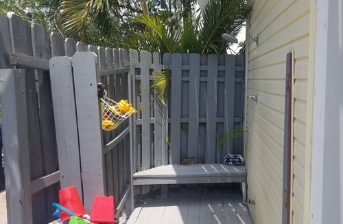 Madeira Beach House | Beach house with atached apartment 30 Steps to Beach and 1 block to Johns Pass