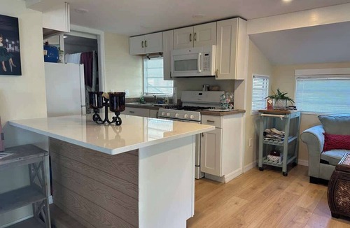Palm Harbor House | Beach Stay w/pool, bicycle, walkable community