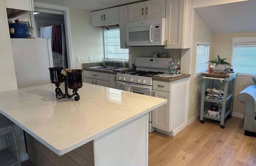 Palm Harbor House | Beach Stay w/pool, bicycle, walkable community
