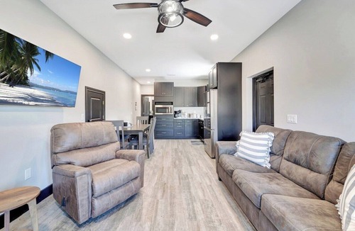 Southgate Apartment | Beach supplies, coffee, TV, Wi-Fi, sleeps 4