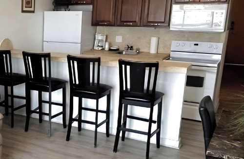Schulte Park Condo | Beachfront 1-bedroom in wonderful Daytona Beach with kitchen, pool, tiki bar