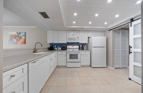 Indian Shores Condo | Beachfront 2nd Floor 3BR Condo | Gulf & Heated Pool Views | Hot Tub, Sleeps 11