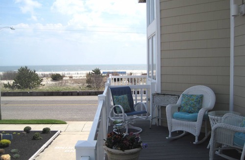 Cape May Condo | BEACHFRONT, BEACH CHAIRS & BIKES INCLUDED