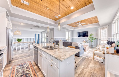 Long Beach House | Beachfront |Cargo Elevator | Steps to Beach | Baby+Beach Gear | Lawn+Board Games