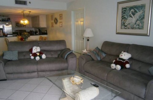 Redington Shores Condo | Beachfront Condo 3 Bedrooms/5 Beds/3 Bathrooms