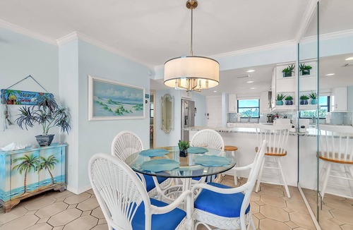 Indian Shores Condo | 🌞Beachfront Condo🌴Direct Beach Access🐬Gulf Shores 205🐠Community Pool