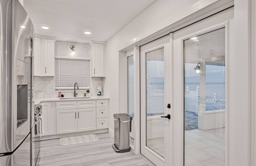 Painters Hill Cottage | Beachfront home w/private lanai and deck - walk to the beach