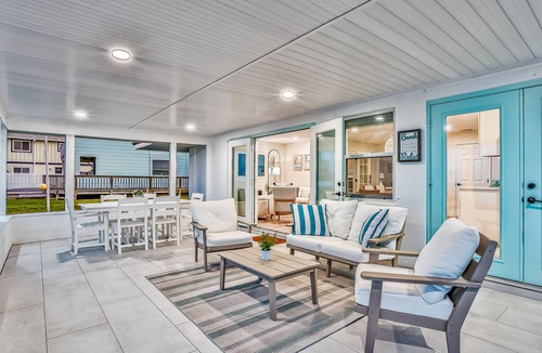 Painters Hill Cottage | Beachfront home w/private lanai and deck - walk to the beach