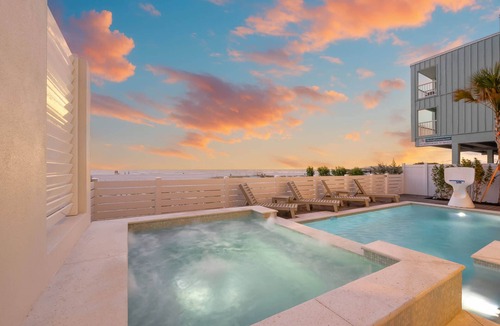 Clearwater Beach House | Beachfront Luxury - Pool, Spa & Rooftop Deck