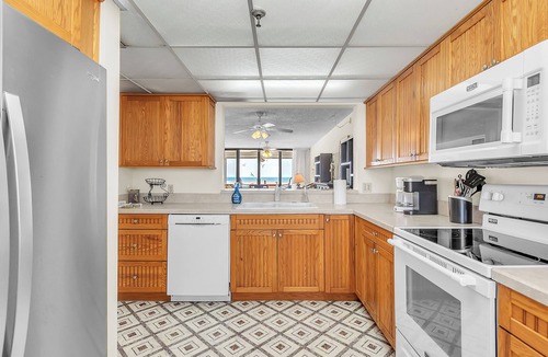 Redington Shores Condo | ☀Beachfront🌴Heated Pool🐠Direct Beach Access🐬Redington Towers 5D
