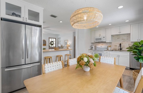 Vilano Beach Cottage | Beachie Cottage with luxury Spa, steps to the beach.