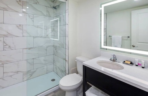 Fort Walton Beach Hotel | Beachside Comfort Stay with Pools Near Island Dining | 2 Units