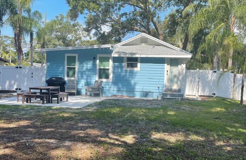 Dunedin House | Beachy Bungalow in the heart of Dunedin; 5 minute walk to downtown