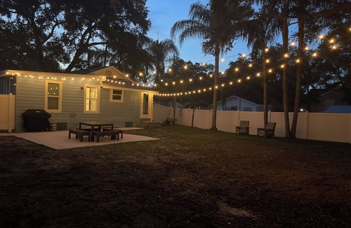 Dunedin House | Beachy Bungalow in the heart of Dunedin; 5 minute walk to downtown