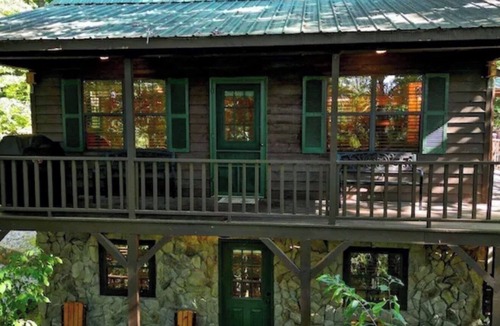 Young Harris Cabin | Bear Bottoms Cabin -Cozy Mountain Escape in Young Harris - Blue Ridge Mountains