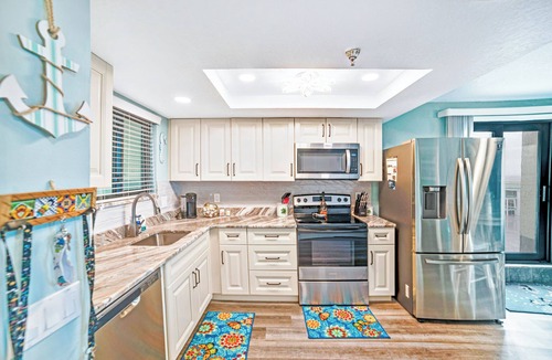 Hudson Apartment | Beautiful 1 bedroom waterfront condo with 800sf private rooftop terrace!
