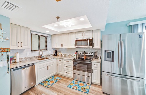 Hudson Apartment | Beautiful 1 bedroom waterfront condo with 800sf private rooftop terrace!