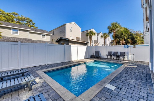Surfside Beach House | Beautiful 5 Bedroom, 6 1/2 Bath Dog Friendly Home w/Private Pool