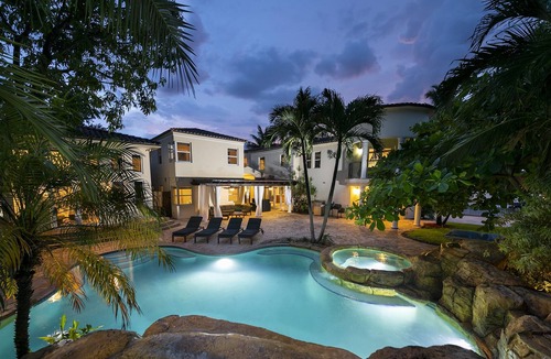 Seybold Villa | Beautiful 7 Bedroom Villa with Pool, Basketball & Movie Theater! Fits 18!